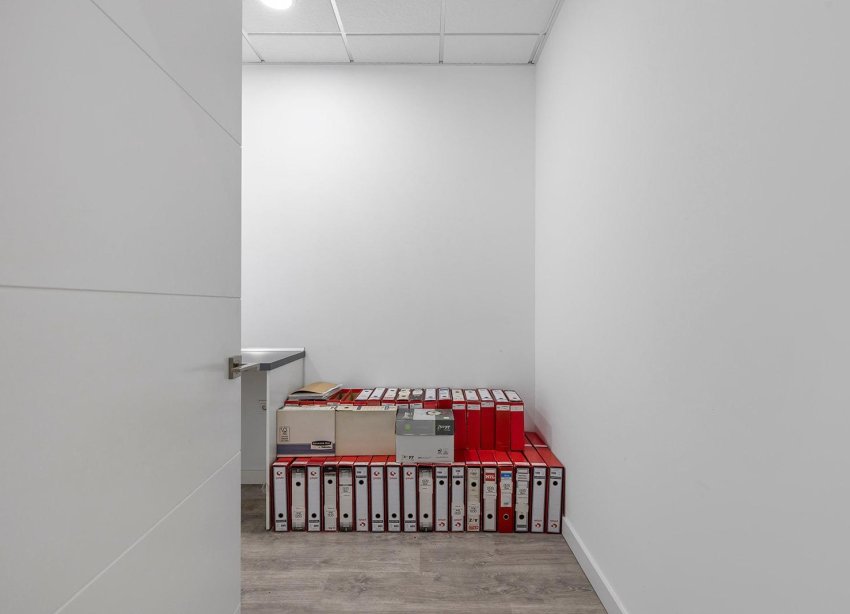 Resale - Commercial premises / Commercial unit / Retail space - Torrevieja - La Mata pueblo