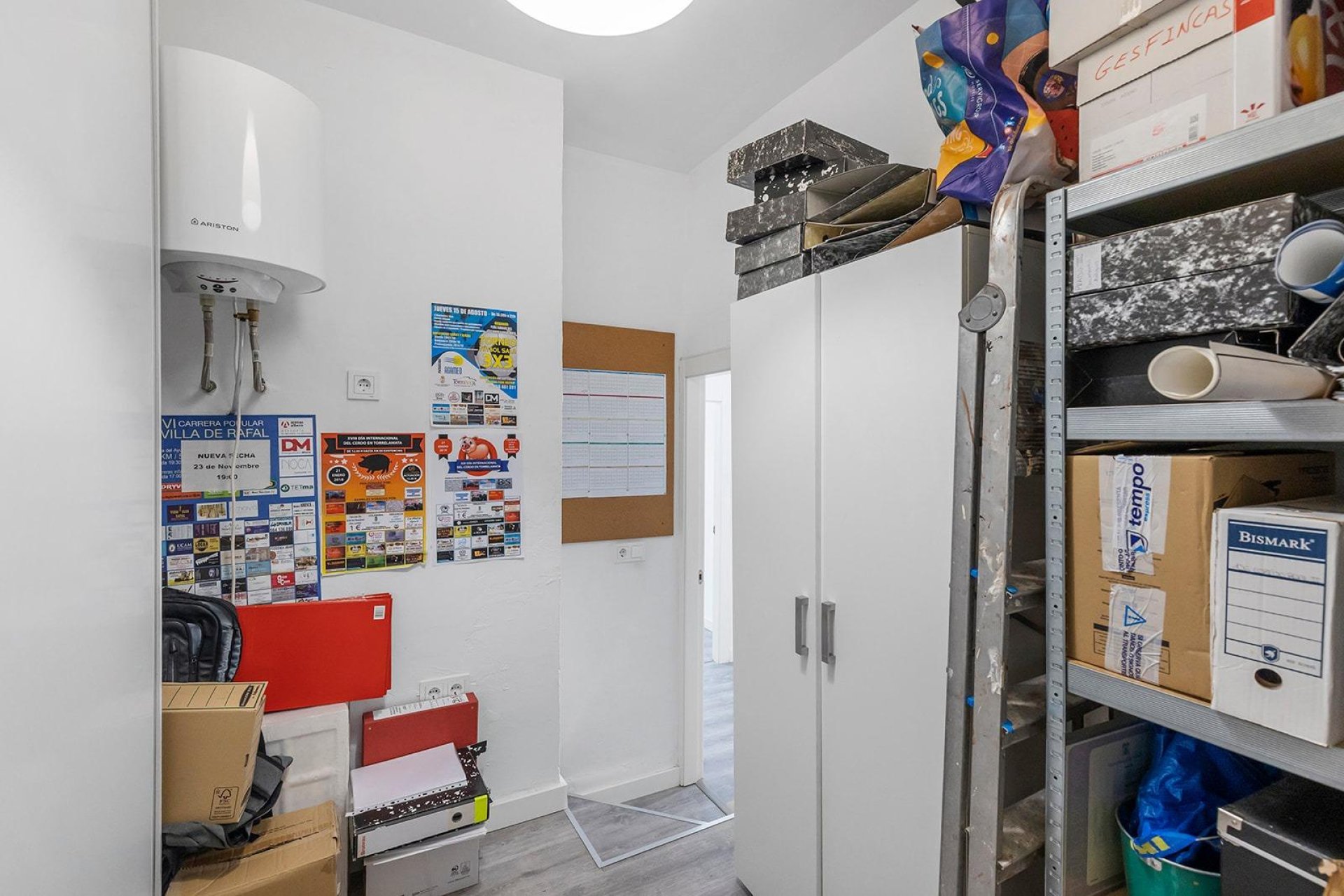 Resale - Commercial premises / Commercial unit / Retail space - Torrevieja - La Mata pueblo