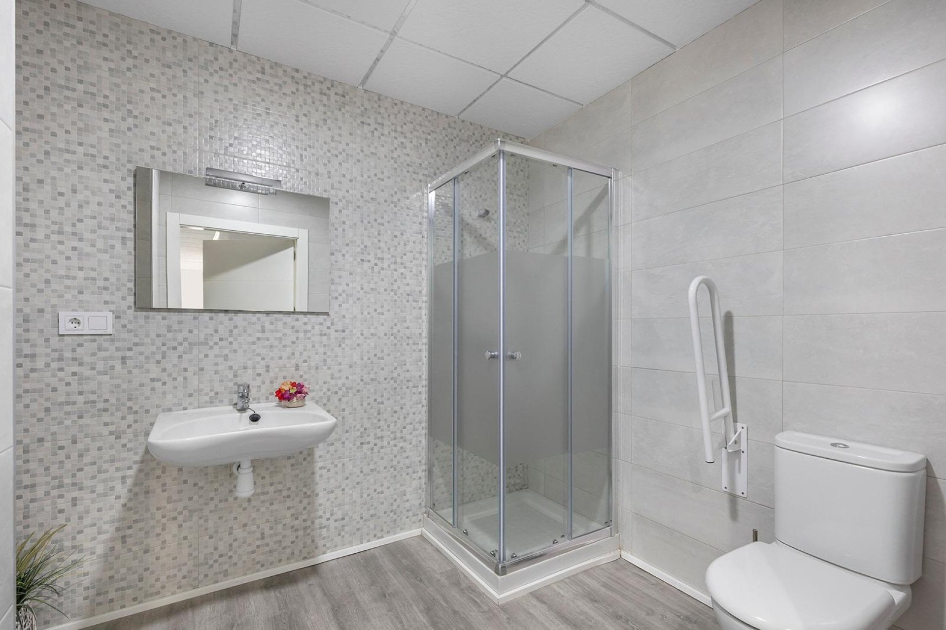 Resale - Commercial premises / Commercial unit / Retail space - Torrevieja - La Mata pueblo