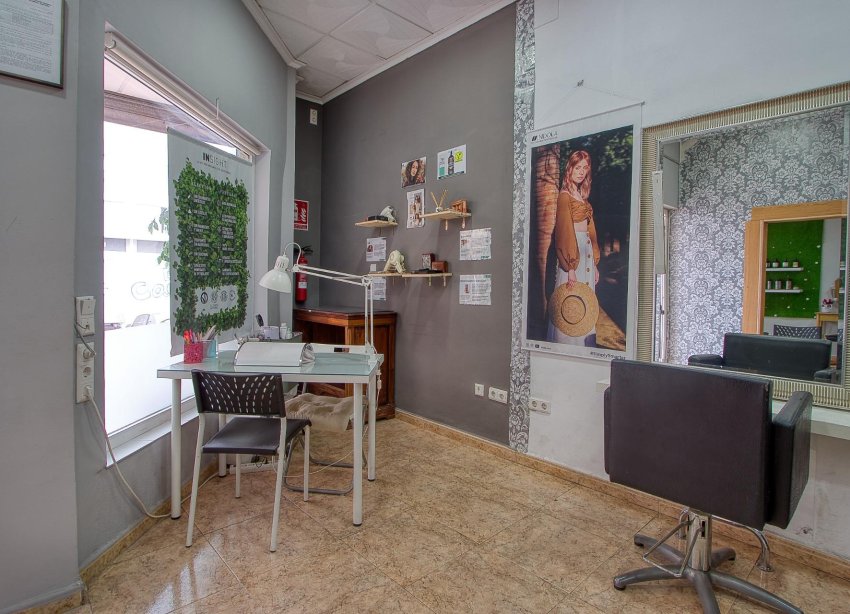 Resale - Commercial premises / Commercial unit / Retail space - Torrevieja - La Mata