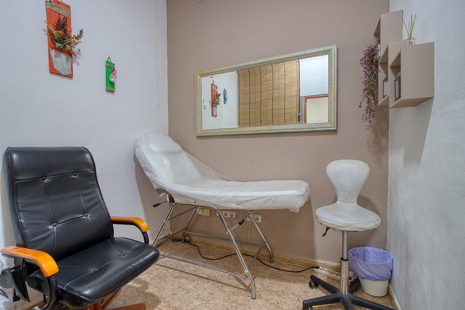 Resale - Commercial premises / Commercial unit / Retail space - Torrevieja - La Mata