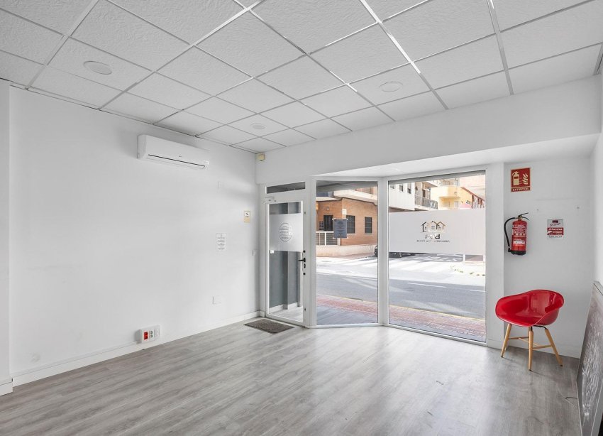 Resale - Commercial premises / Commercial unit / Retail space - Torrevieja - La Mata