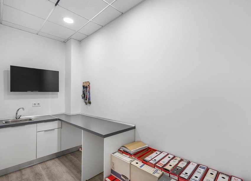 Resale - Commercial premises / Commercial unit / Retail space - Torrevieja - La Mata