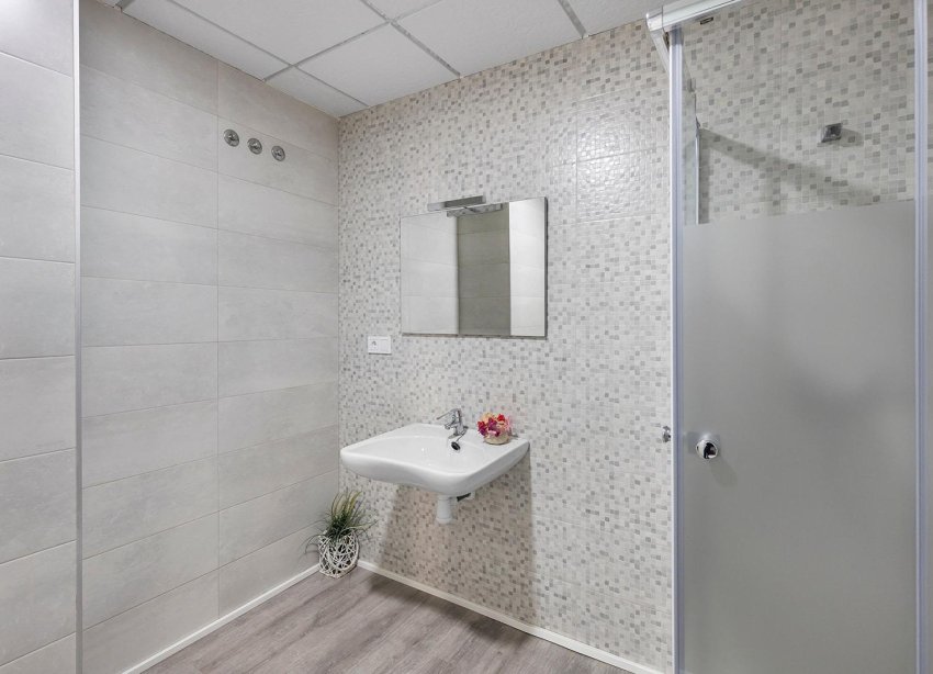Resale - Commercial premises / Commercial unit / Retail space - Torrevieja - La Mata