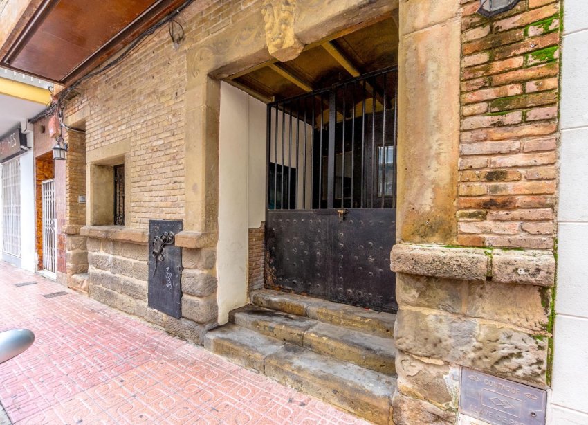 Resale - Commercial premises / Commercial unit / Retail space - Torrevieja - Playa del cura