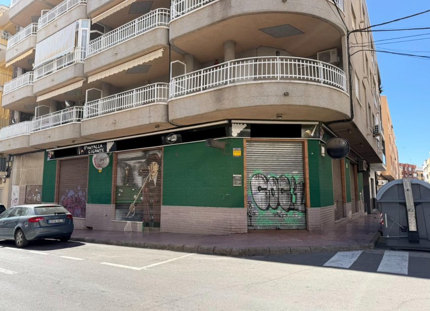 Resale - Commercial premises / Commercial unit / Retail space - Torrevieja - Playa del cura