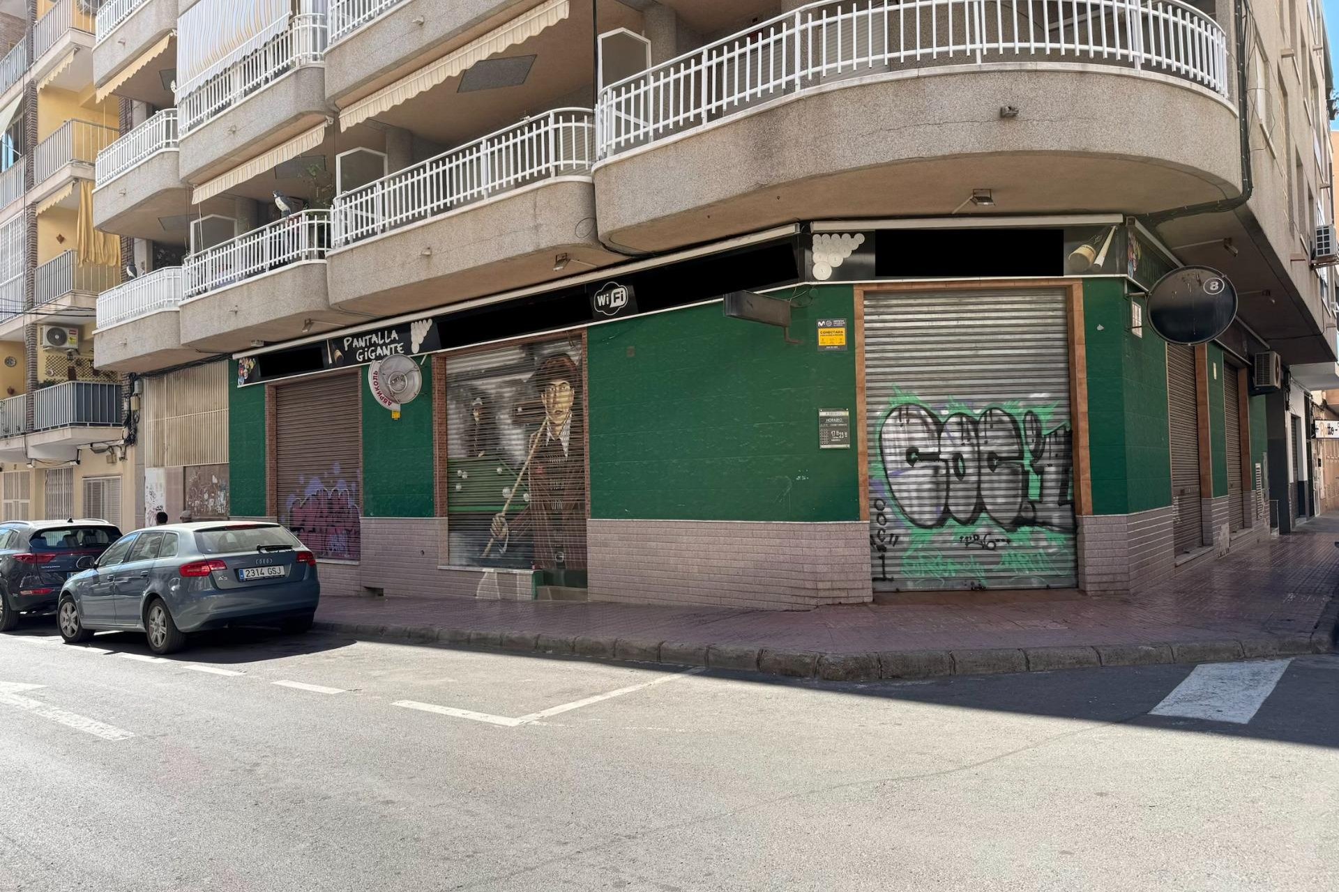 Resale - Commercial premises / Commercial unit / Retail space - Torrevieja - Playa del cura