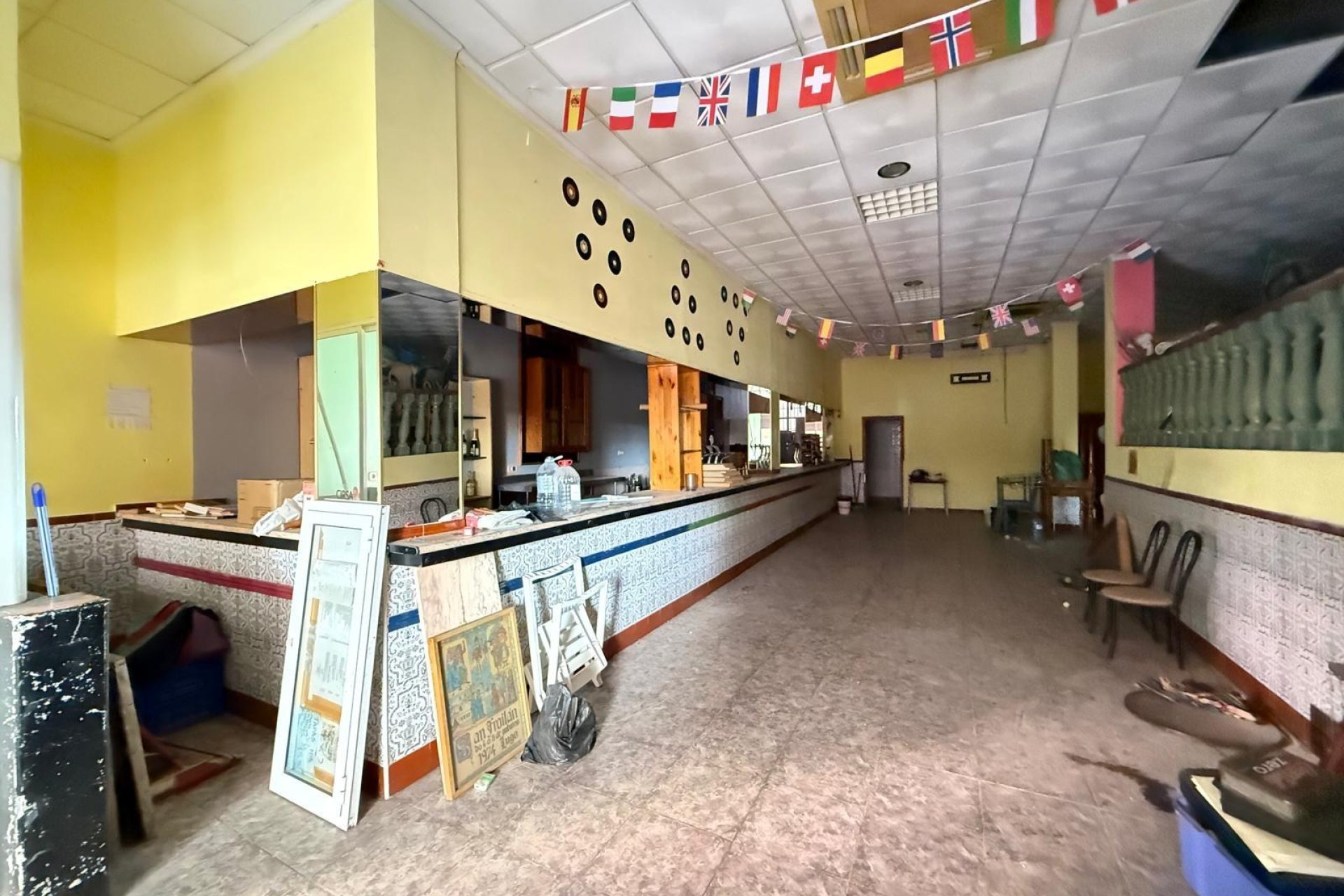 Resale - Commercial premises / Commercial unit / Retail space - Torrevieja - Playa del cura