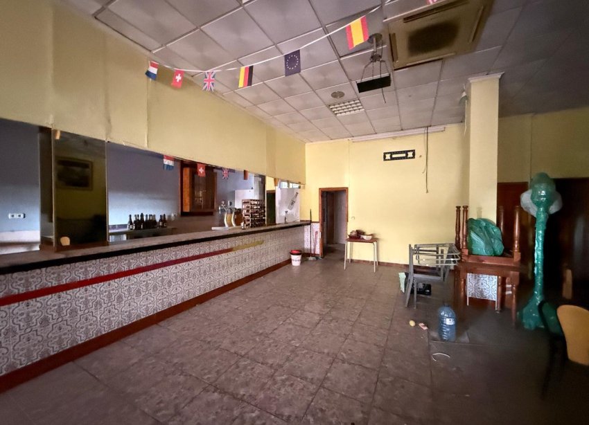 Resale - Commercial premises / Commercial unit / Retail space - Torrevieja - Playa del cura