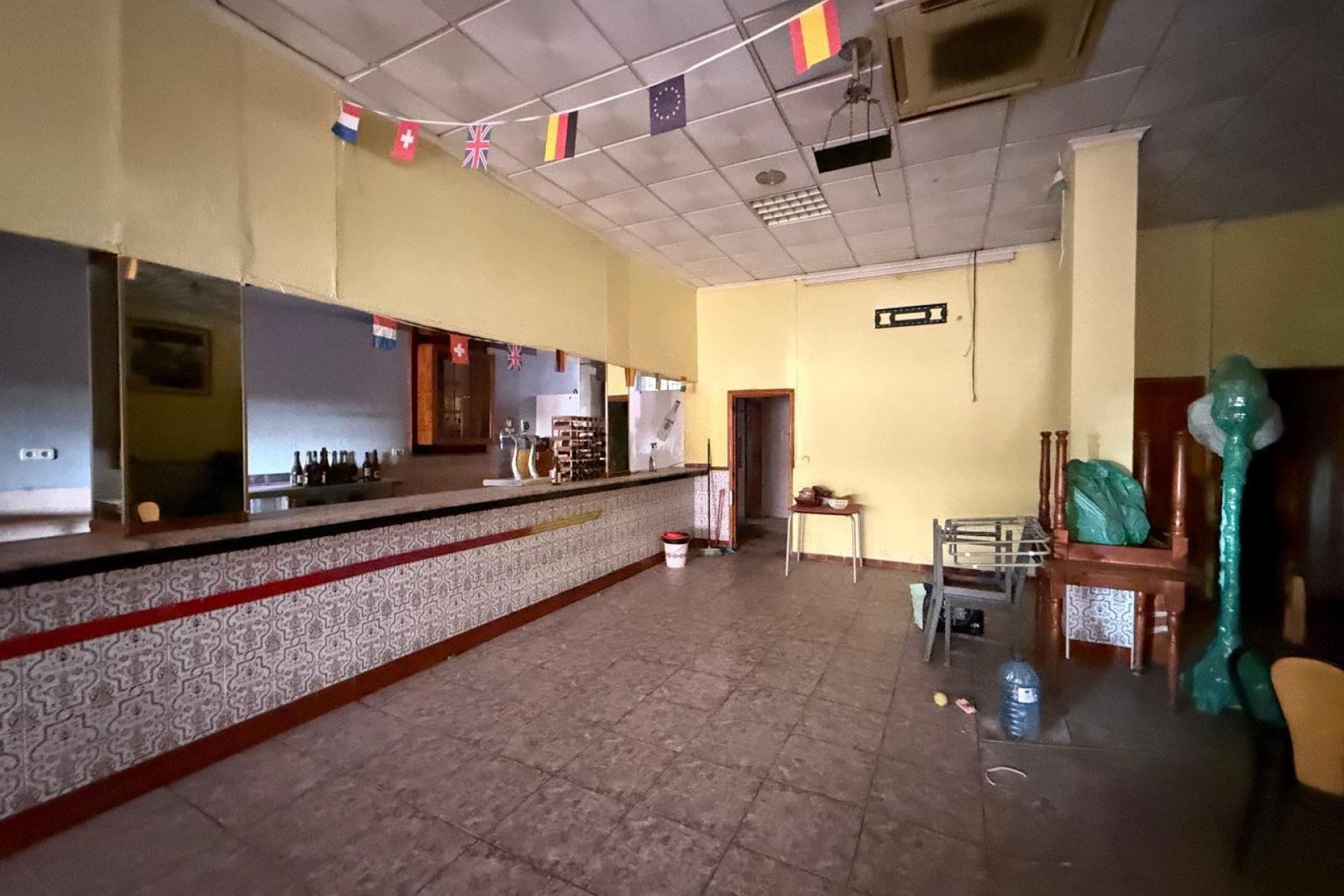 Resale - Commercial premises / Commercial unit / Retail space - Torrevieja - Playa del cura