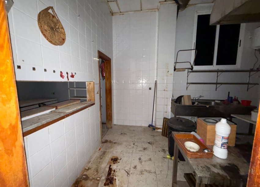 Resale - Commercial premises / Commercial unit / Retail space - Torrevieja - Playa del cura