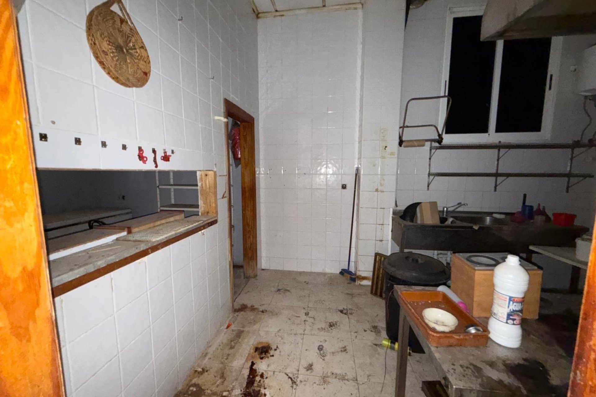 Resale - Commercial premises / Commercial unit / Retail space - Torrevieja - Playa del cura