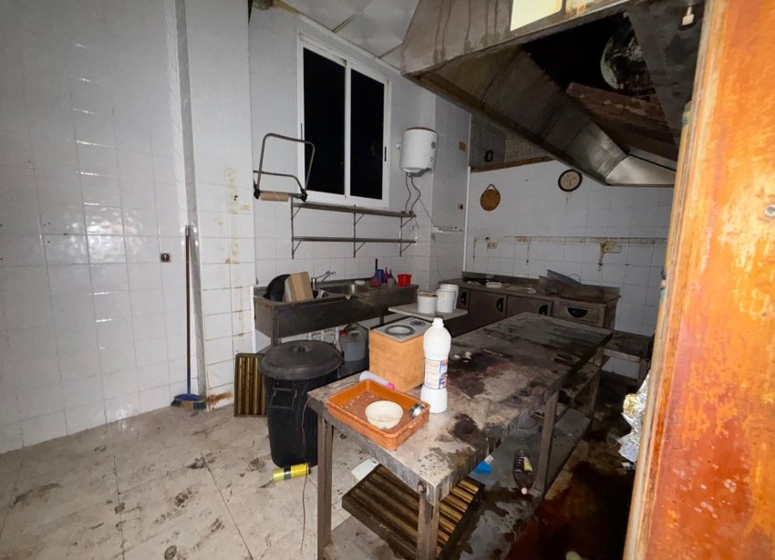 Resale - Commercial premises / Commercial unit / Retail space - Torrevieja - Playa del cura