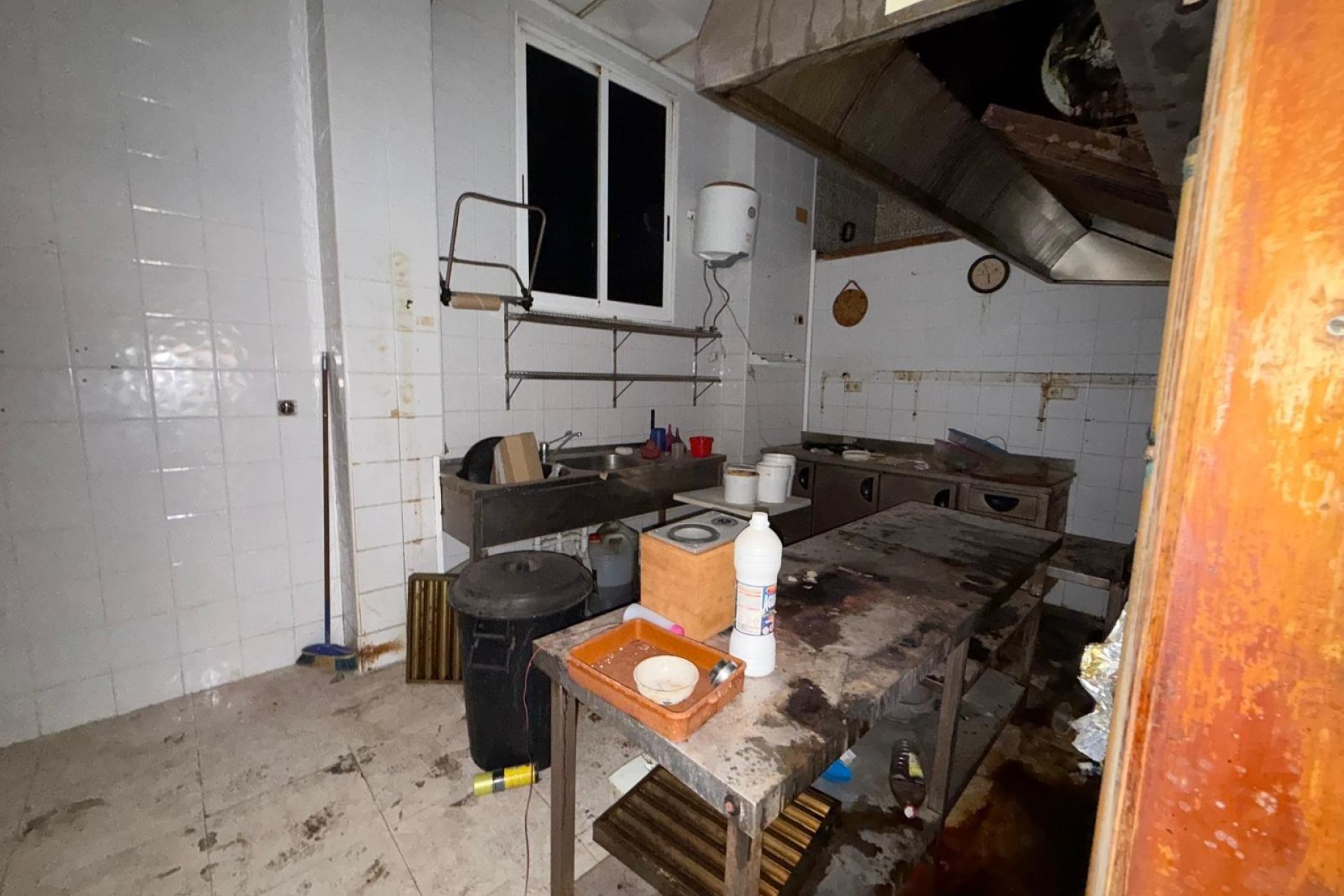 Resale - Commercial premises / Commercial unit / Retail space - Torrevieja - Playa del cura