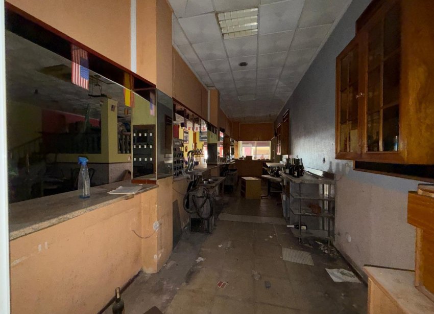 Resale - Commercial premises / Commercial unit / Retail space - Torrevieja - Playa del cura
