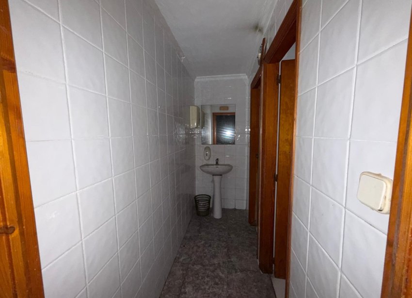Resale - Commercial premises / Commercial unit / Retail space - Torrevieja - Playa del cura