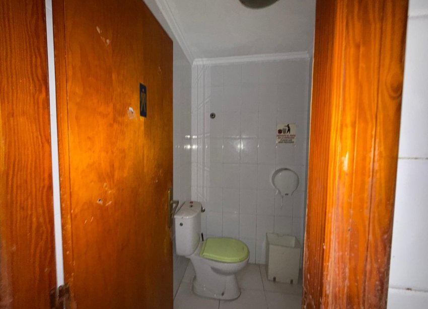 Resale - Commercial premises / Commercial unit / Retail space - Torrevieja - Playa del cura