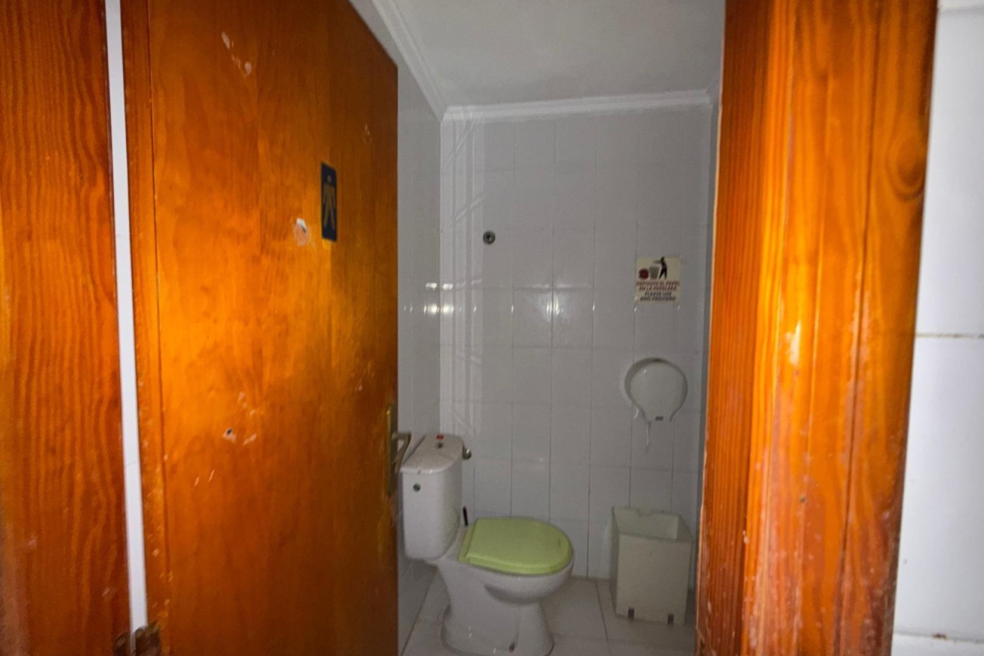 Resale - Commercial premises / Commercial unit / Retail space - Torrevieja - Playa del cura