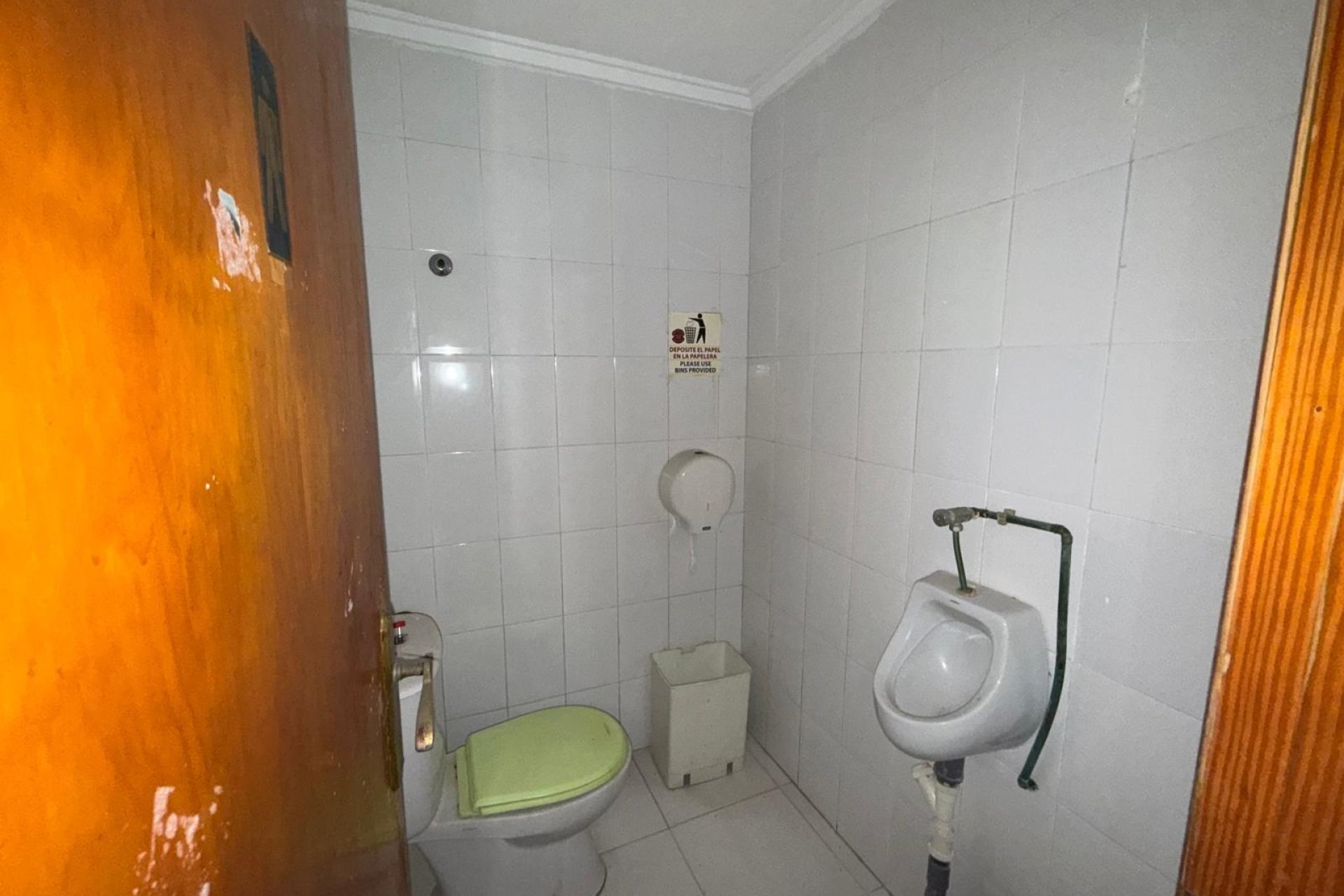 Resale - Commercial premises / Commercial unit / Retail space - Torrevieja - Playa del cura