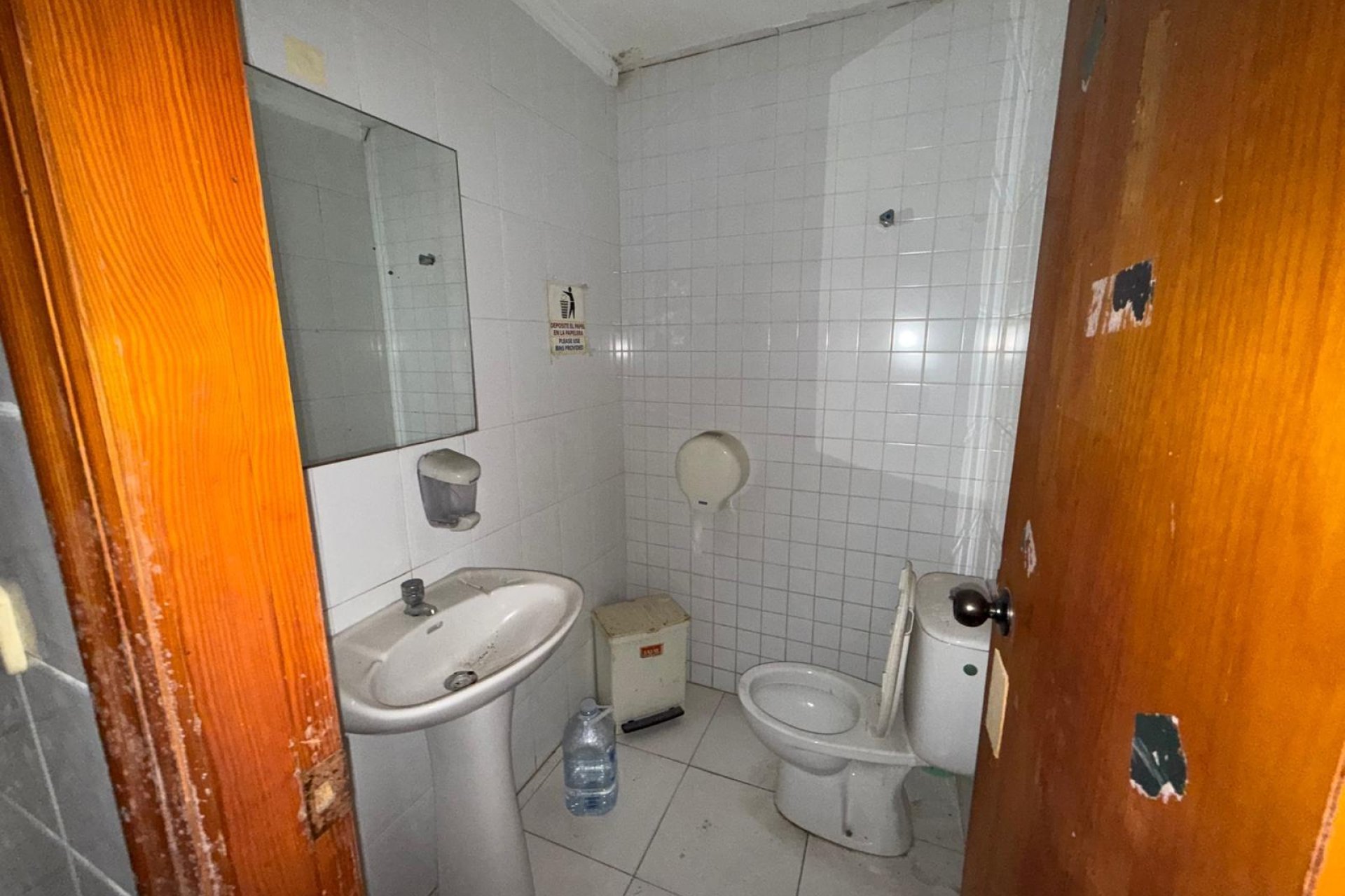 Resale - Commercial premises / Commercial unit / Retail space - Torrevieja - Playa del cura