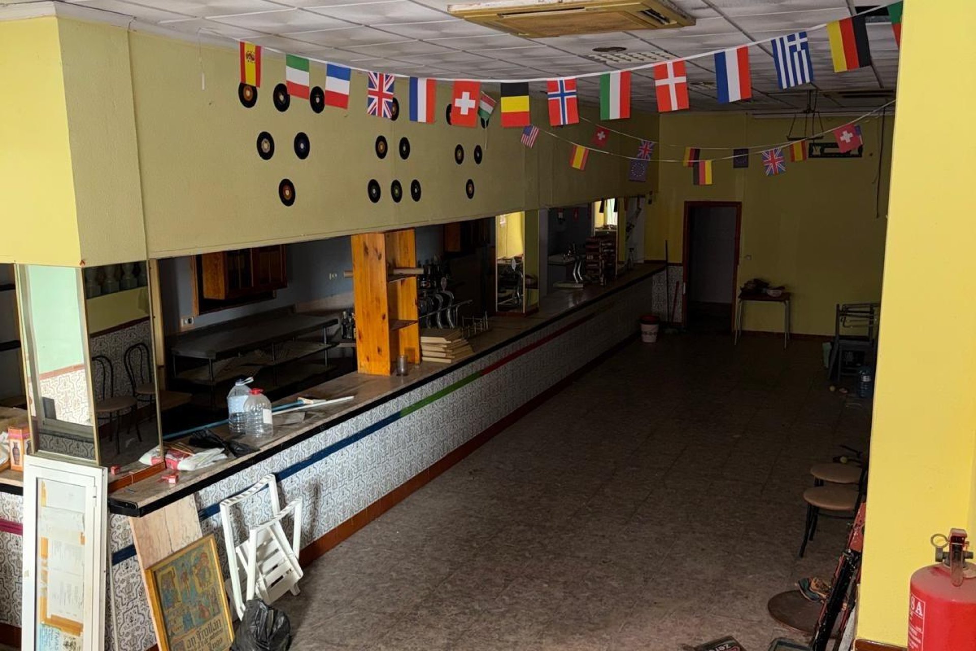 Resale - Commercial premises / Commercial unit / Retail space - Torrevieja - Playa del cura