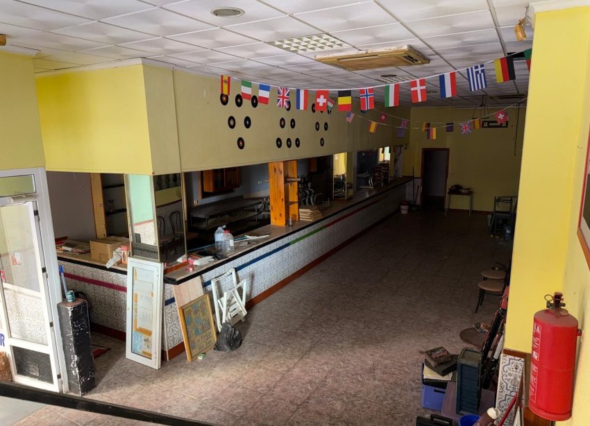 Resale - Commercial premises / Commercial unit / Retail space - Torrevieja - Playa del cura