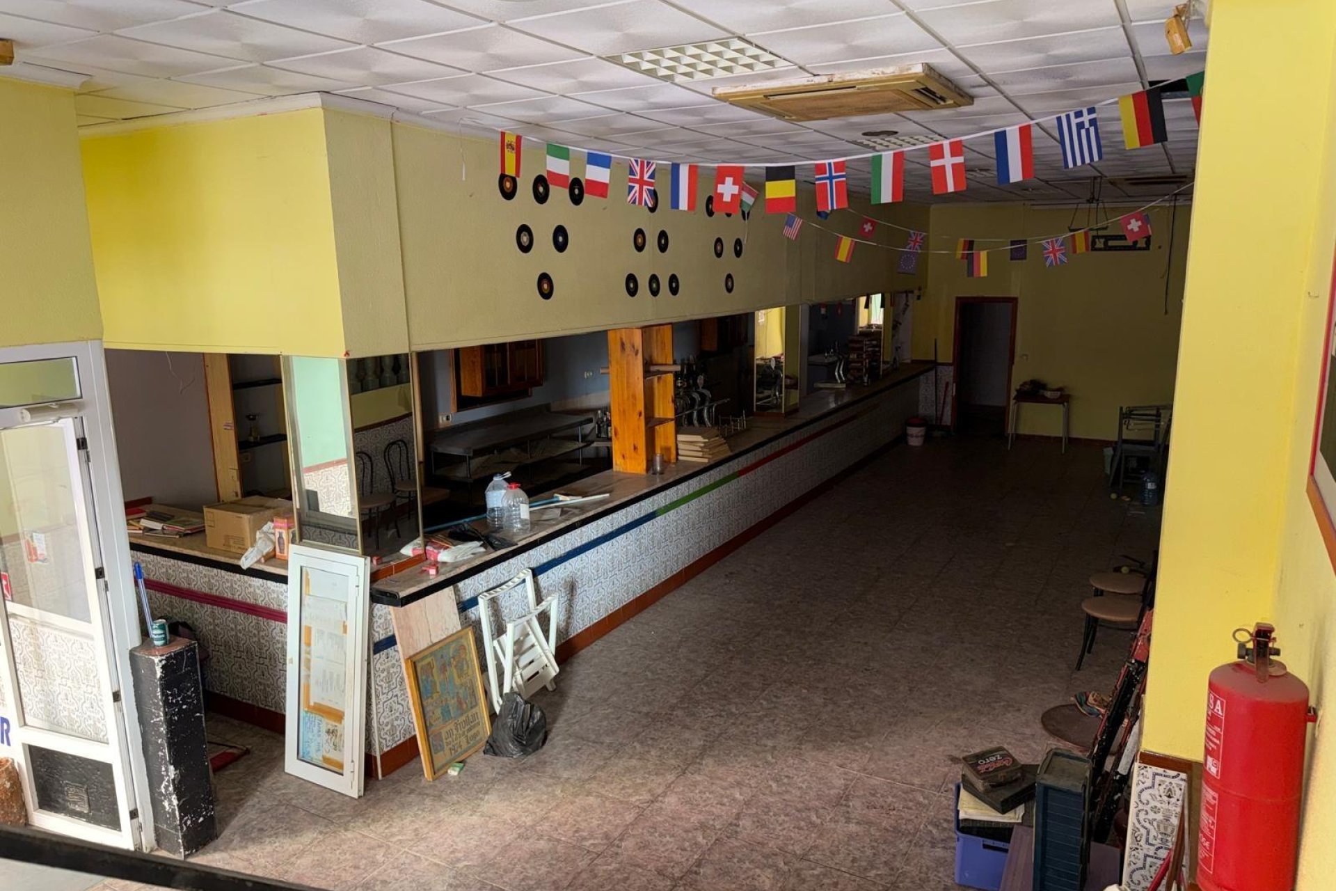 Resale - Commercial premises / Commercial unit / Retail space - Torrevieja - Playa del cura