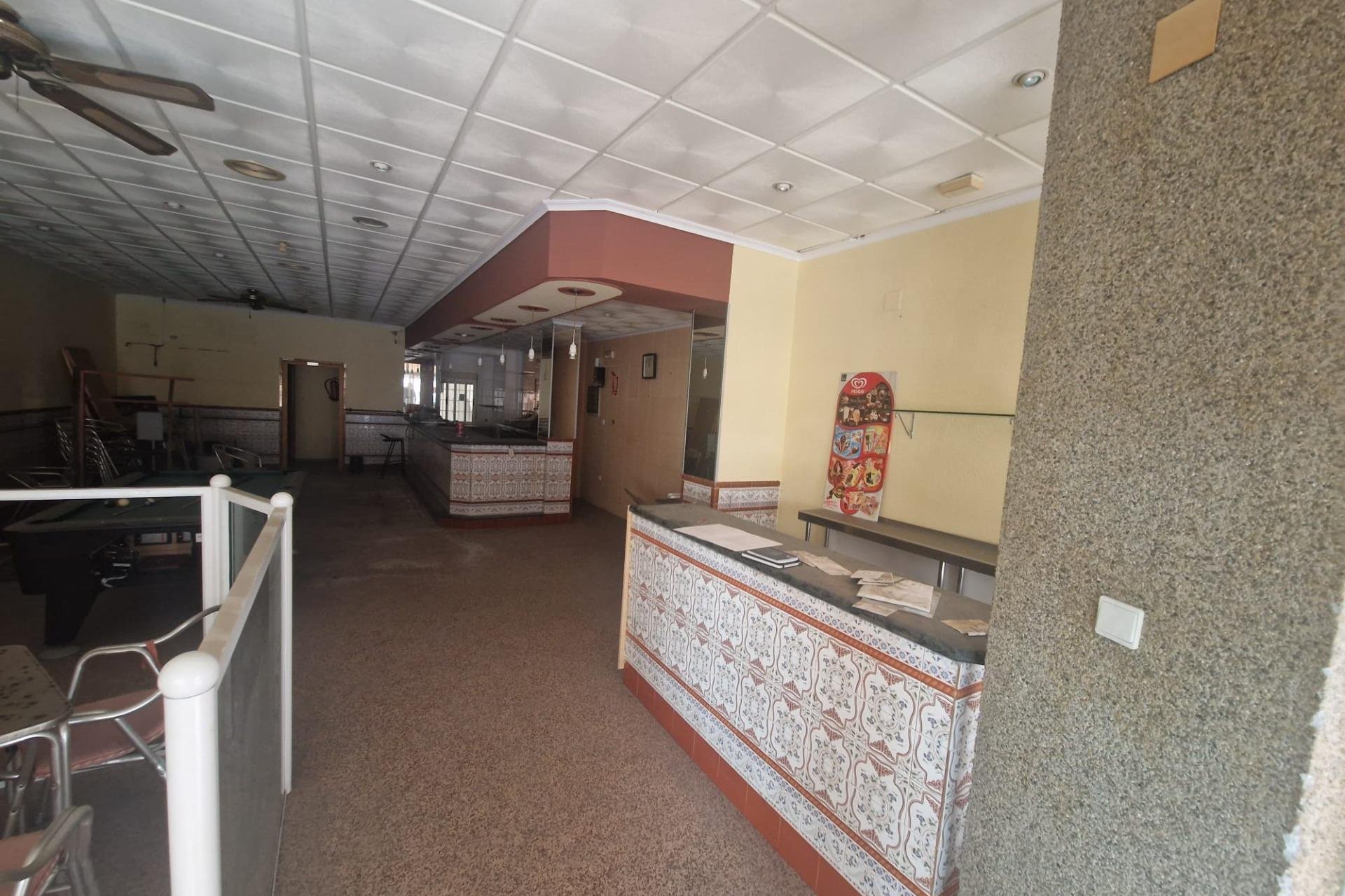 Resale - Commercial premises / Commercial unit / Retail space - Torrevieja - Playa del Cura