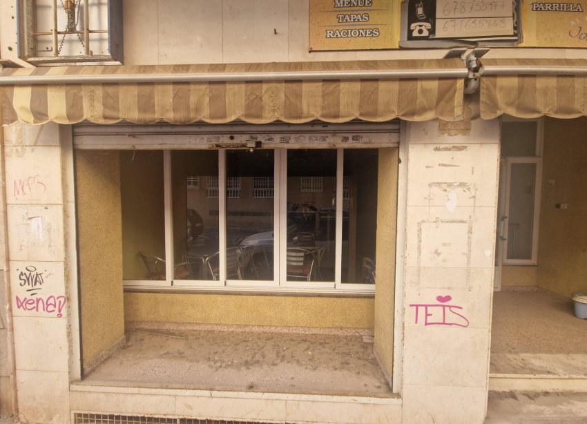 Resale - Commercial premises / Commercial unit / Retail space - Torrevieja - Playa del Cura