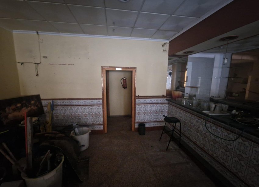 Resale - Commercial premises / Commercial unit / Retail space - Torrevieja - Playa del Cura