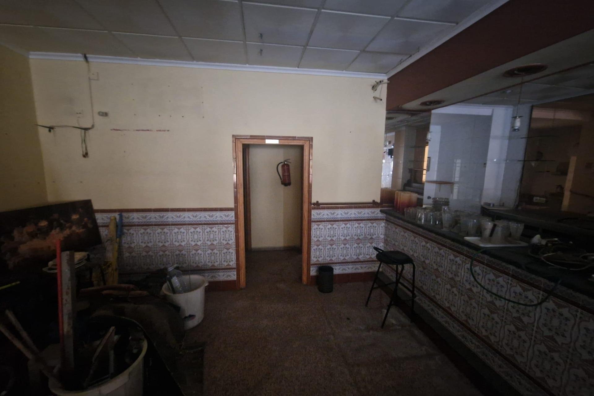 Resale - Commercial premises / Commercial unit / Retail space - Torrevieja - Playa del Cura