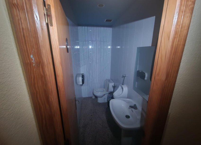 Resale - Commercial premises / Commercial unit / Retail space - Torrevieja - Playa del Cura