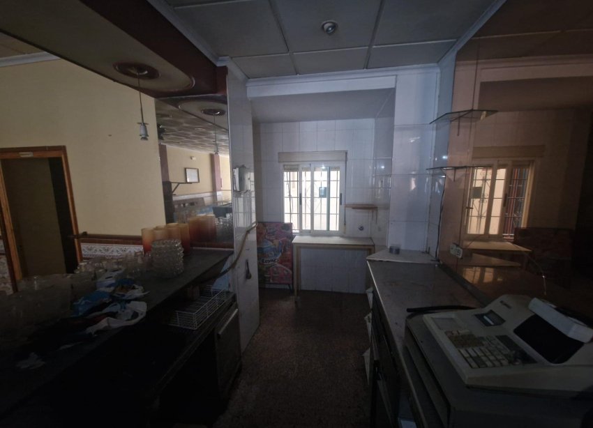 Resale - Commercial premises / Commercial unit / Retail space - Torrevieja - Playa del Cura