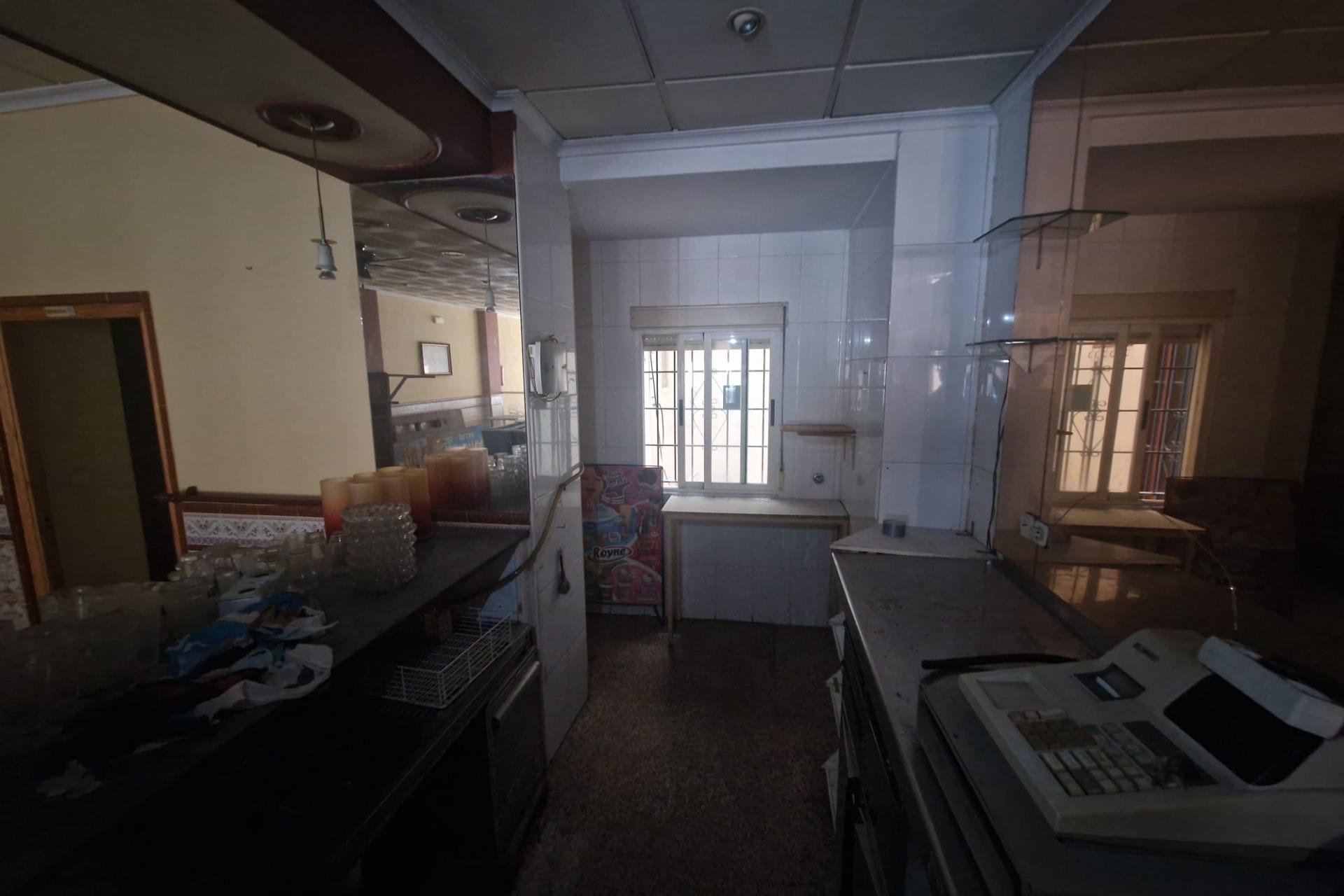 Resale - Commercial premises / Commercial unit / Retail space - Torrevieja - Playa del Cura