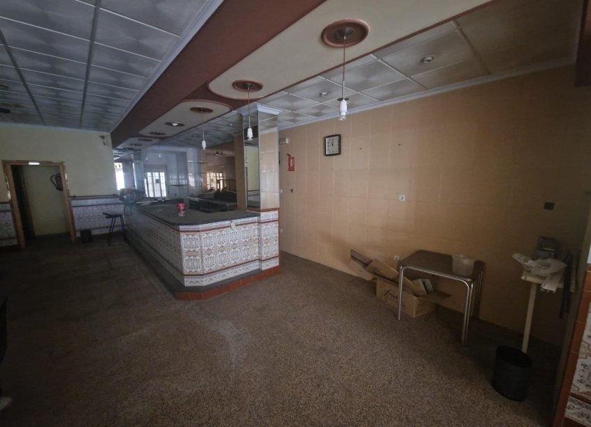 Resale - Commercial premises / Commercial unit / Retail space - Torrevieja - Playa del Cura