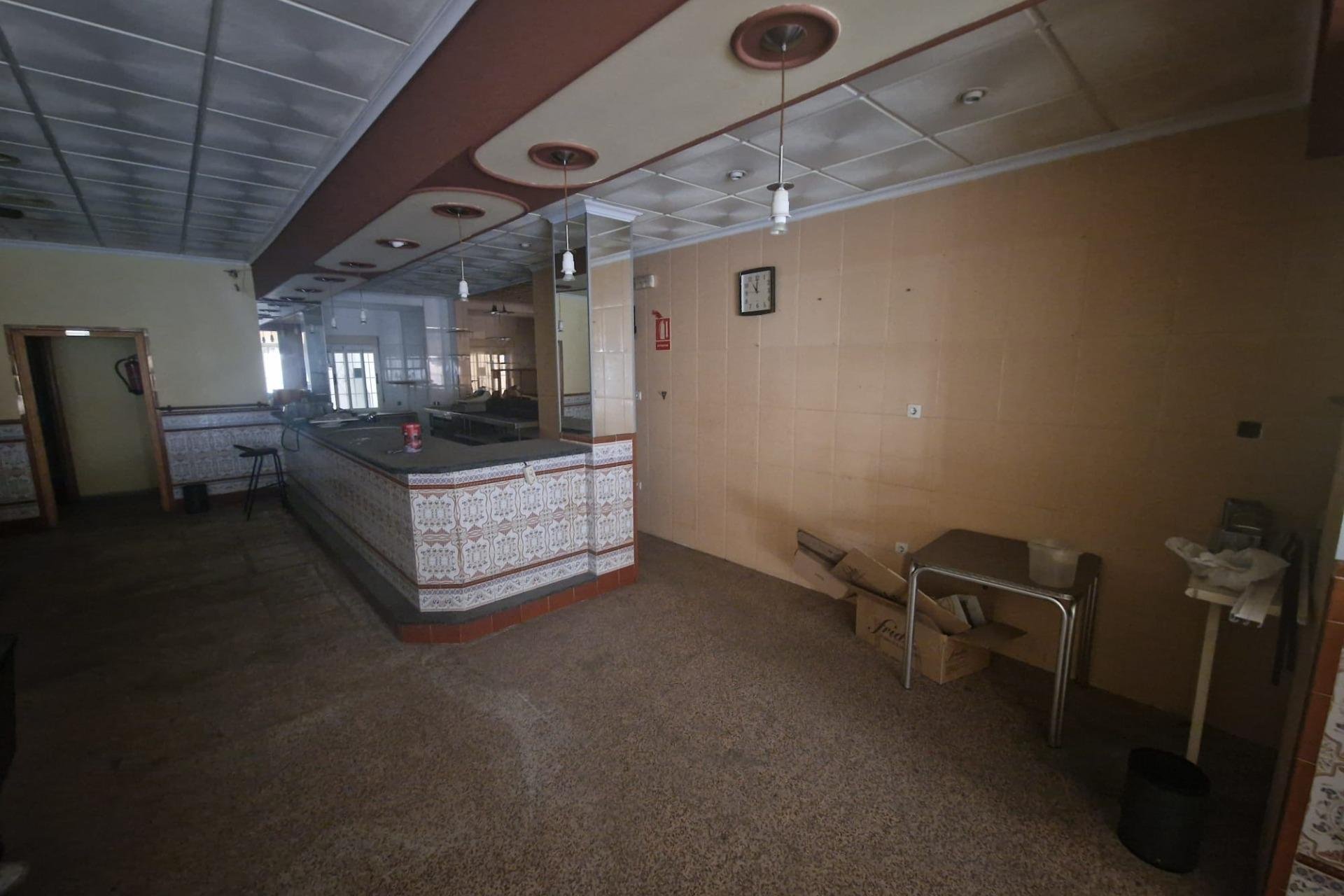 Resale - Commercial premises / Commercial unit / Retail space - Torrevieja - Playa del Cura