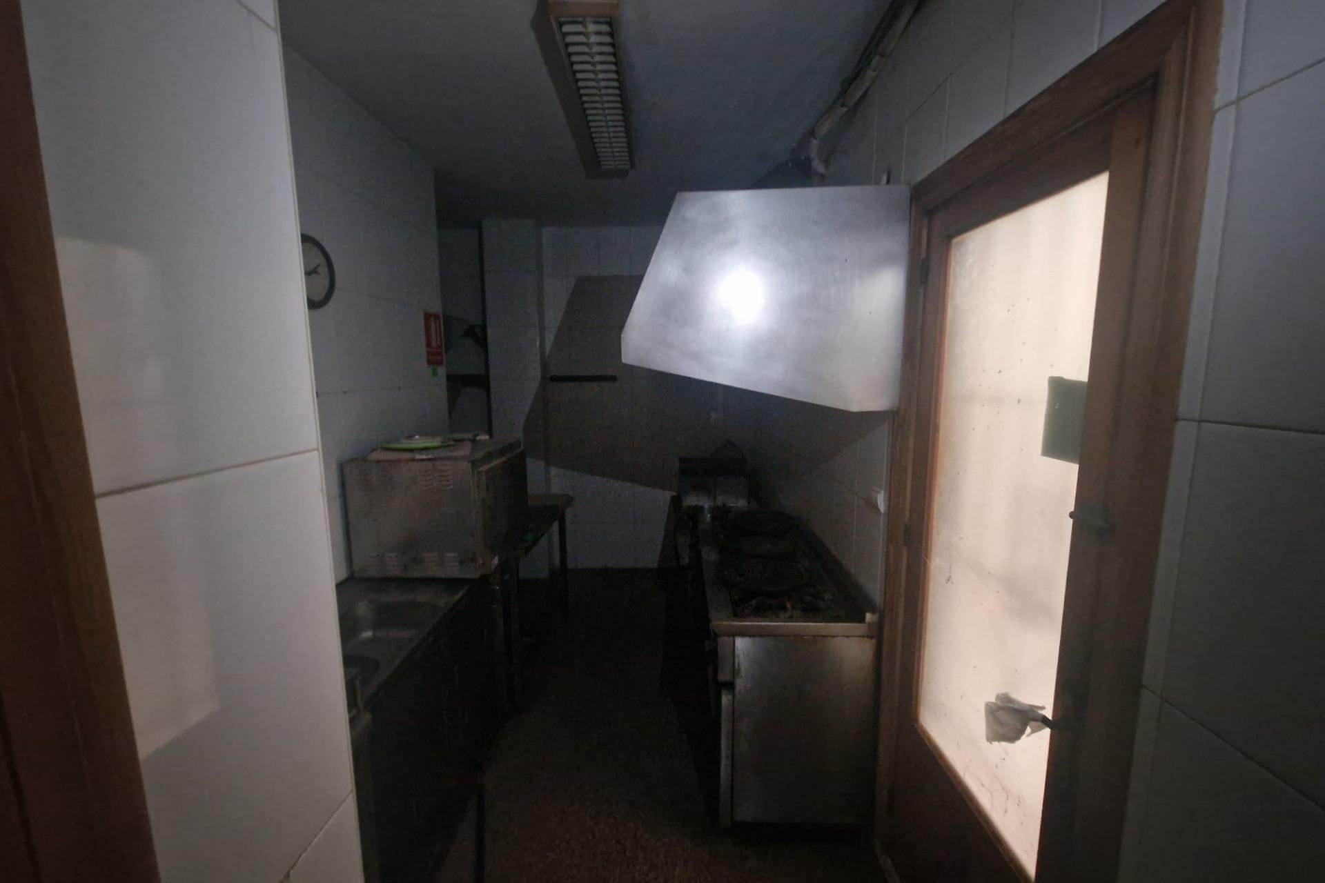 Resale - Commercial premises / Commercial unit / Retail space - Torrevieja - Playa del Cura