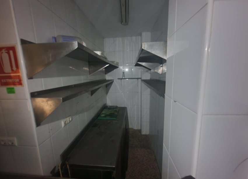 Resale - Commercial premises / Commercial unit / Retail space - Torrevieja - Playa del Cura