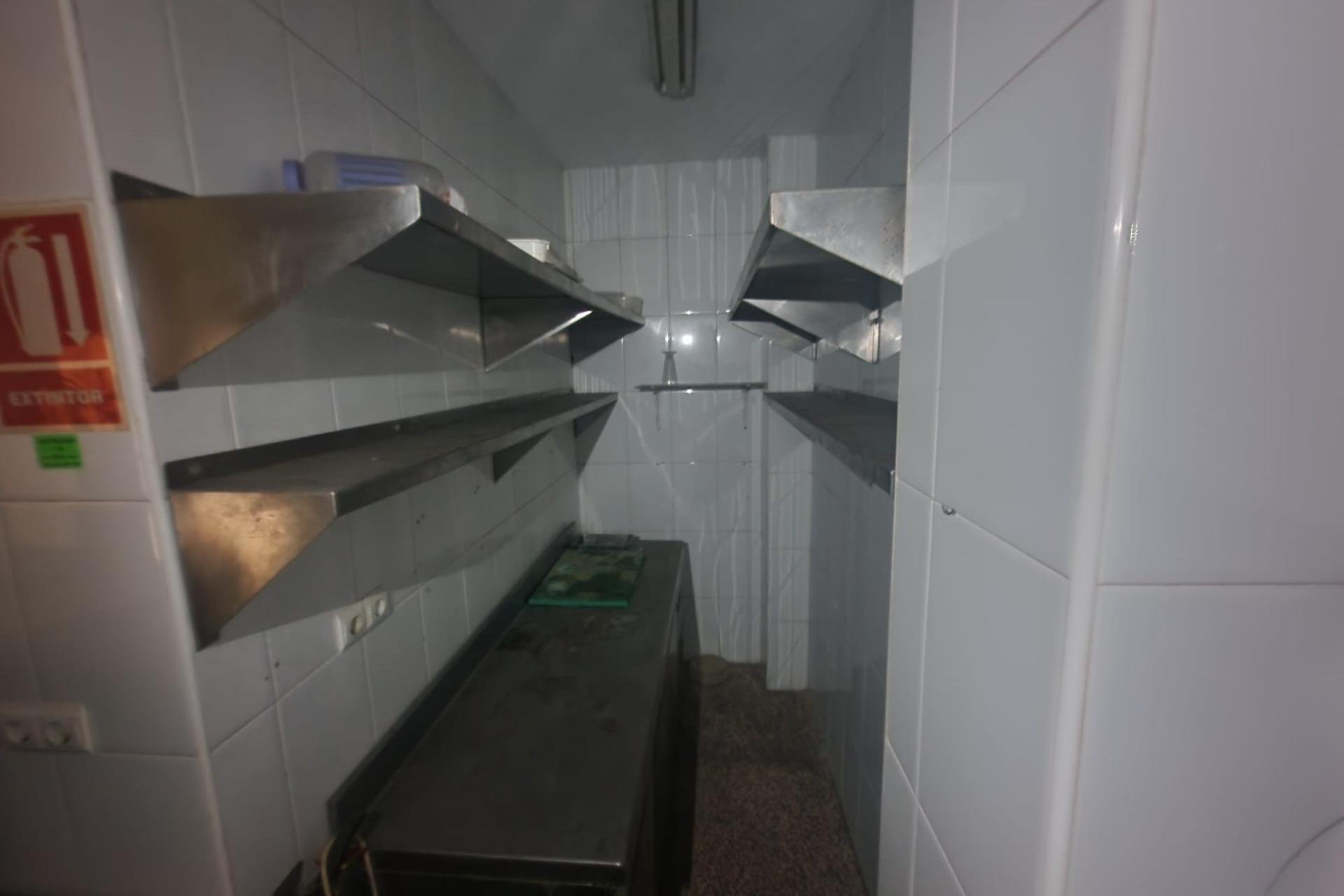 Resale - Commercial premises / Commercial unit / Retail space - Torrevieja - Playa del Cura