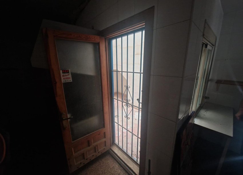 Resale - Commercial premises / Commercial unit / Retail space - Torrevieja - Playa del Cura