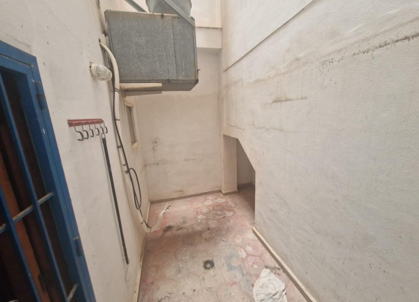 Resale - Commercial premises / Commercial unit / Retail space - Torrevieja - Playa del Cura