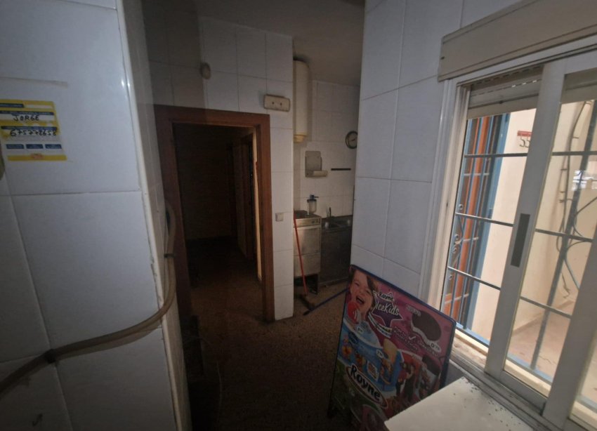 Resale - Commercial premises / Commercial unit / Retail space - Torrevieja - Playa del Cura