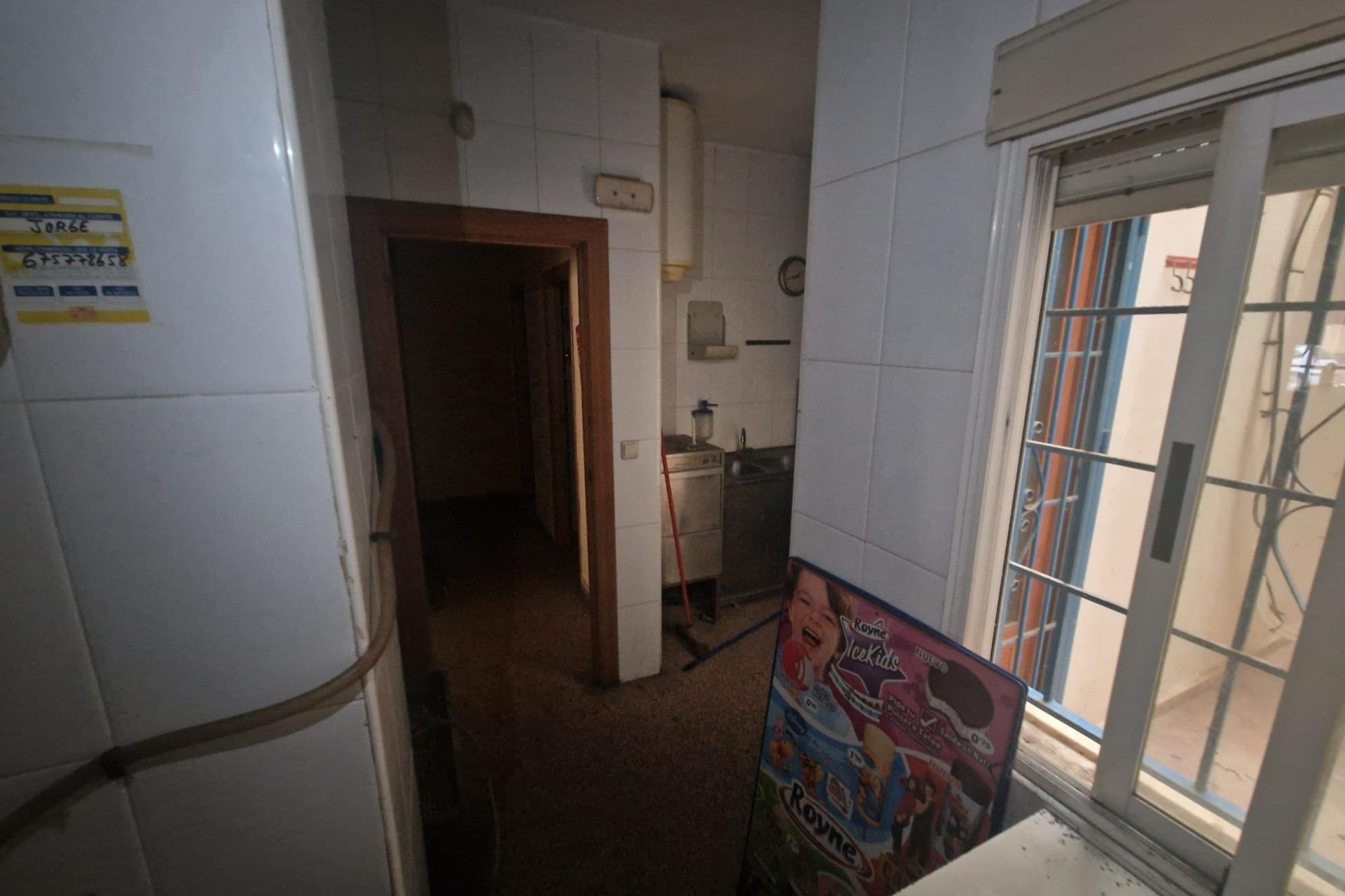 Resale - Commercial premises / Commercial unit / Retail space - Torrevieja - Playa del Cura
