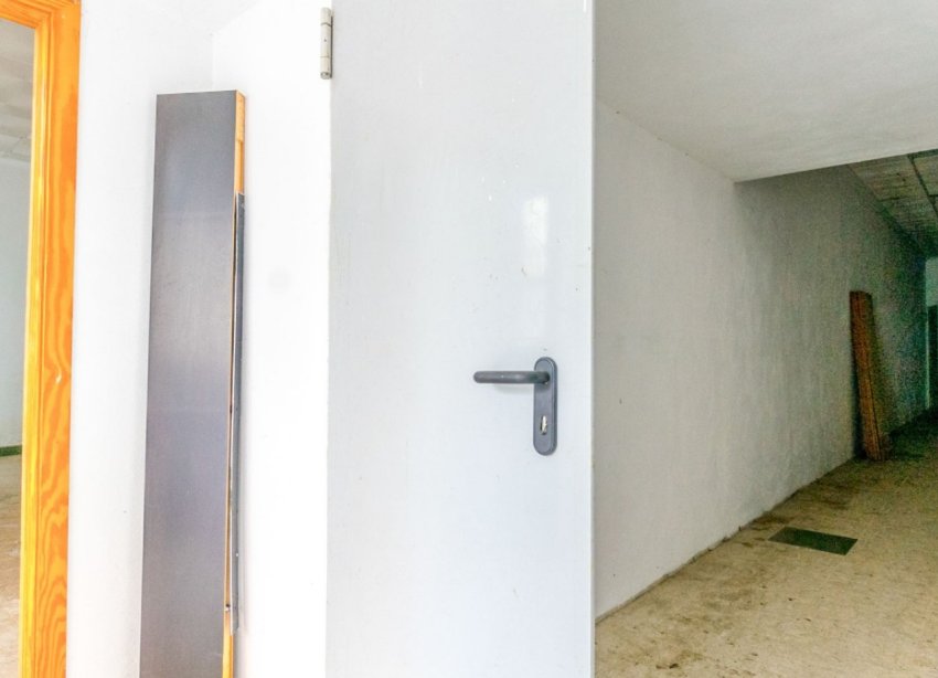 Resale - Commercial premises / Commercial unit / Retail space - Torrevieja