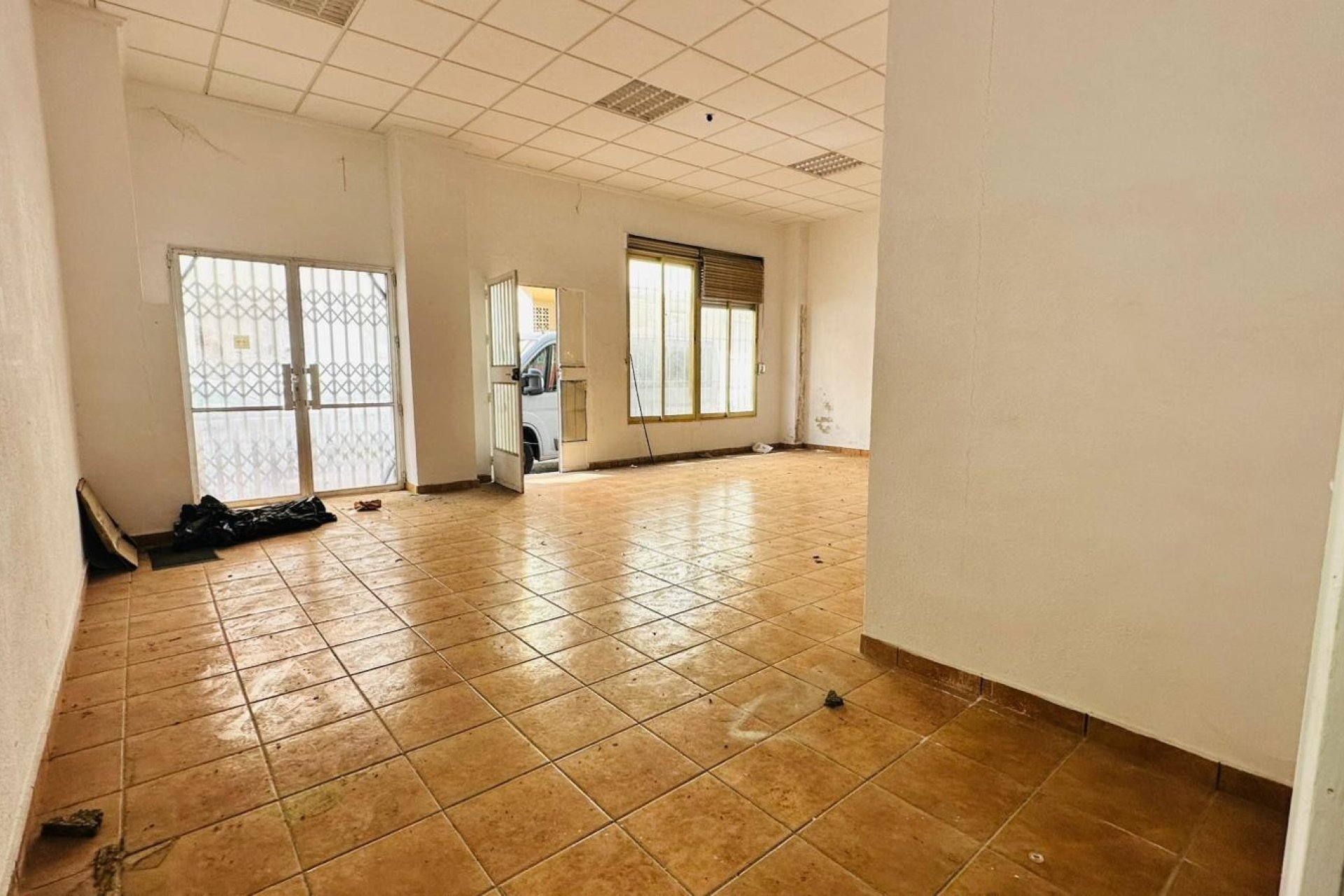 Resale - Commercial premises / Commercial unit / Retail space - Torrevieja