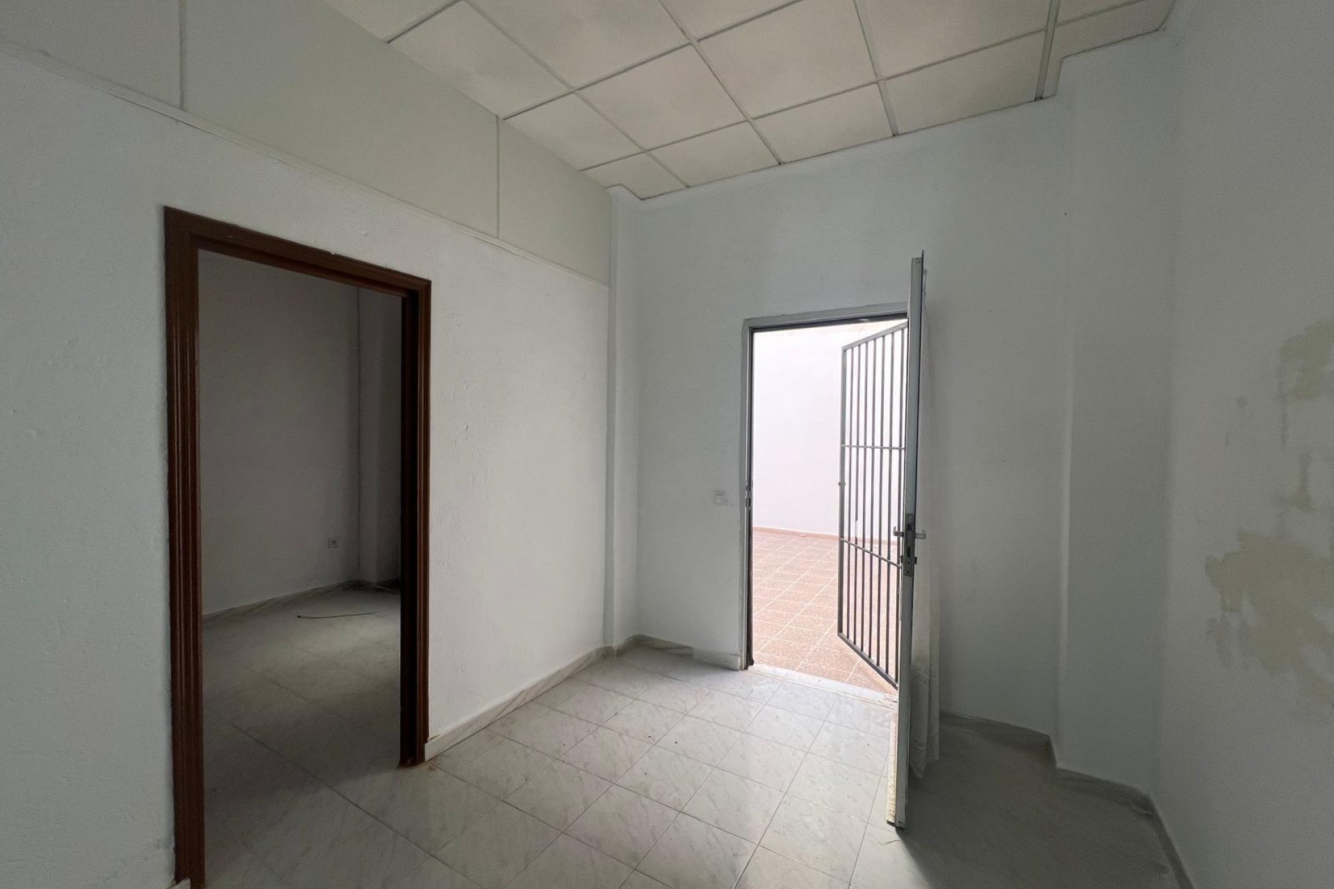 Resale - Commercial premises / Commercial unit / Retail space - Torrevieja