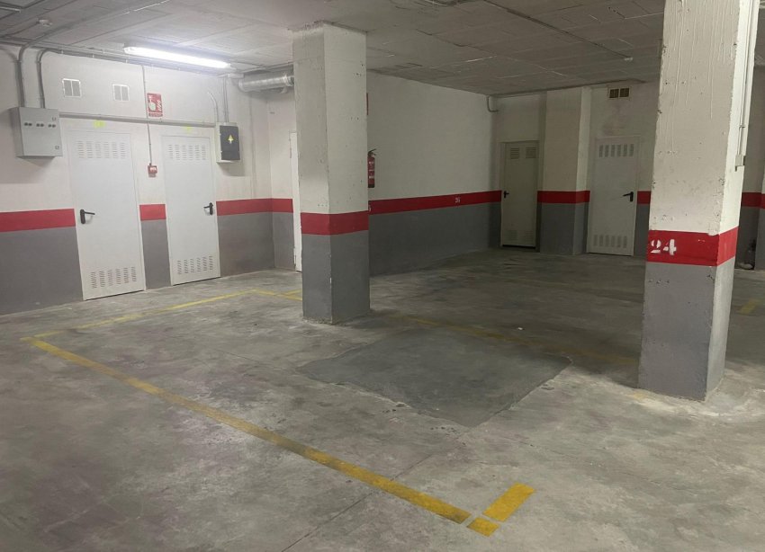 Resale - Parking Space / Garage - Torrevieja - Centro