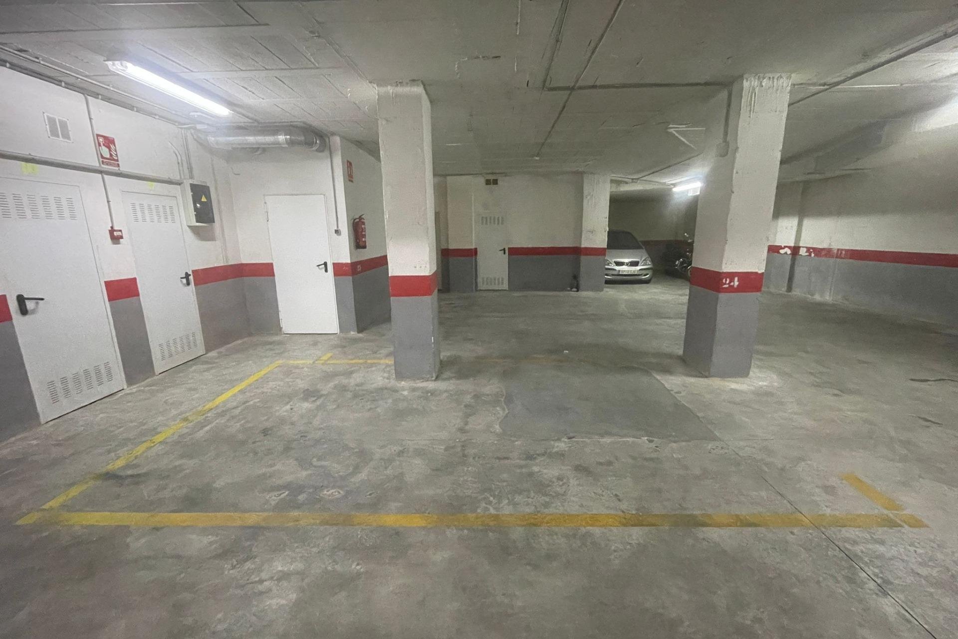 Resale - Parking Space / Garage - Torrevieja - Centro