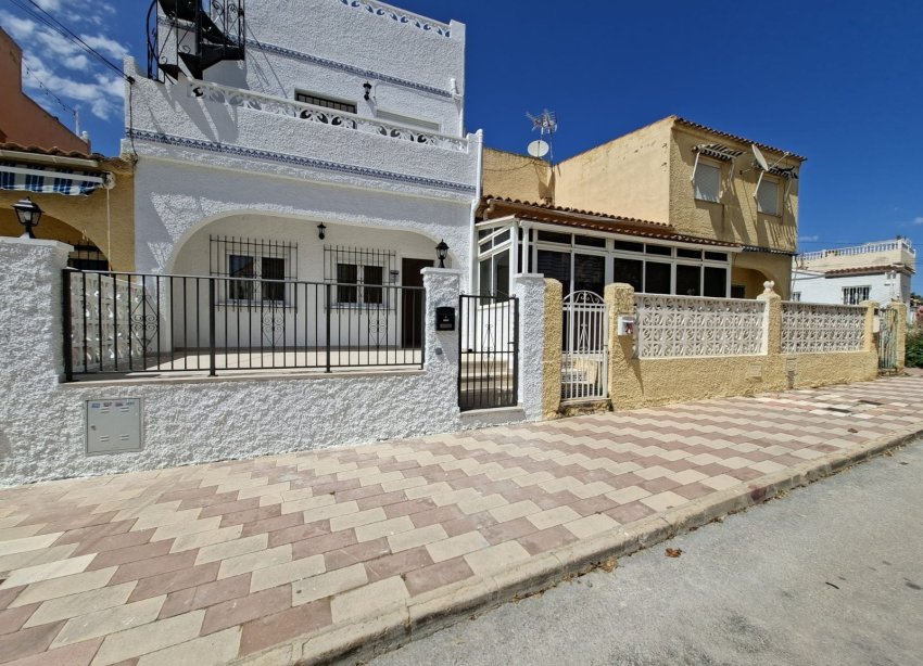 Resale - Terraced house / Townhouse - La Marina - La Marina - Urbanization