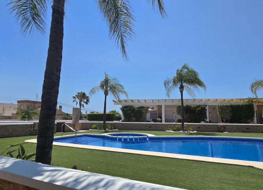 Resale - Terraced house / Townhouse - Pilar de la Horadada - Mil Palmeras